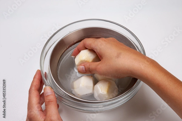 Obraz 皮を剥いた里芋をボウルに入れ、水を入れて塩を降って滑りをとる