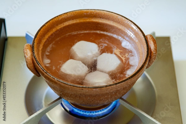 Obraz 土鍋に里芋を入れ、かぶるくらいの水を入れて下茹でをする