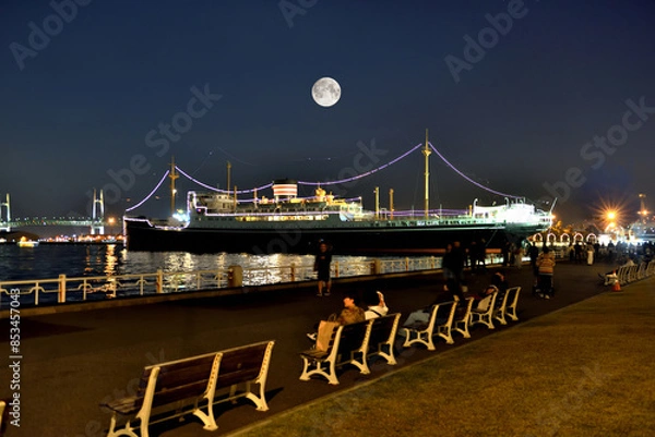 Obraz 山下公園氷川丸前デッキから見る満月