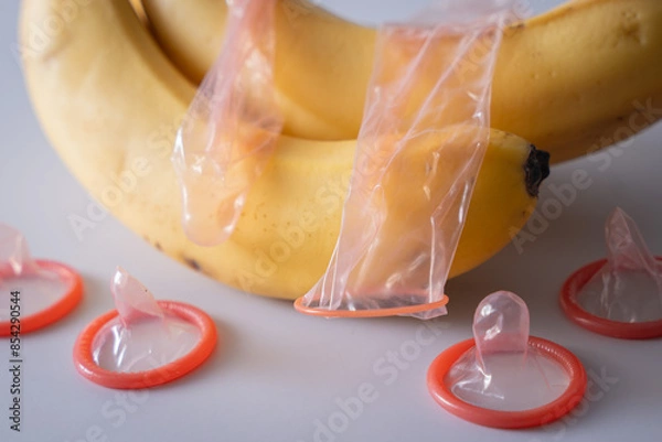 Fototapeta バナナとコンドーム 避妊 安全 セックス 愛情