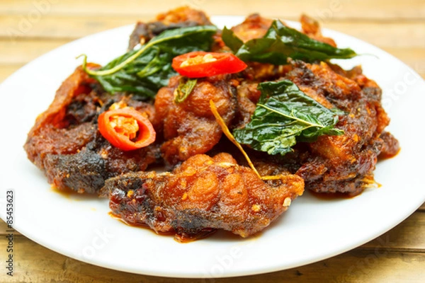 Obraz Phad Phed Pla Duk Thod Krob (Stir fried Deep fried Catfish with