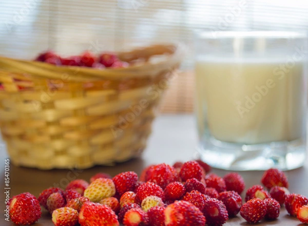 Obraz земляника на столе со стаканом молока