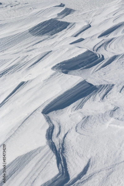 Fototapeta Wavy line patterns in fresh white frozen winter snow