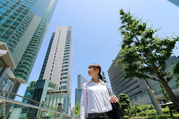 Obraz ビルを見上げる女性