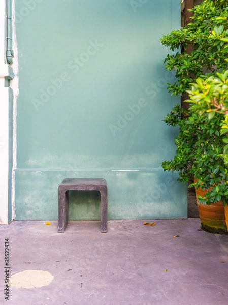 Obraz a chair with green wall and green trees