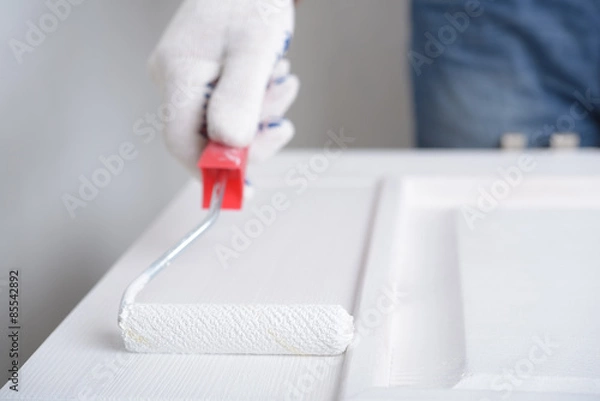 Obraz Painting a door