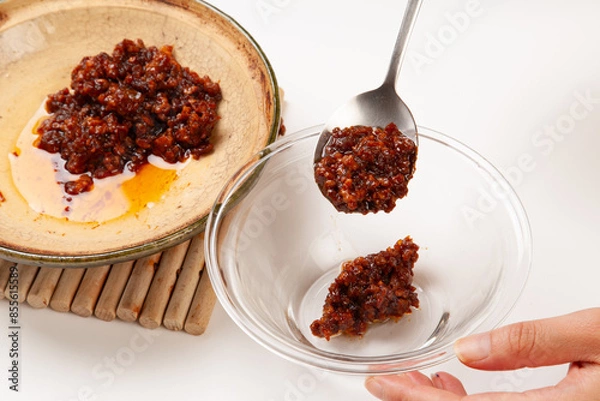 Fototapeta 土鍋で炒めた玉ねぎ、豆板醤、挽肉に味噌、砂糖、酒を加えてボウルに取り出す