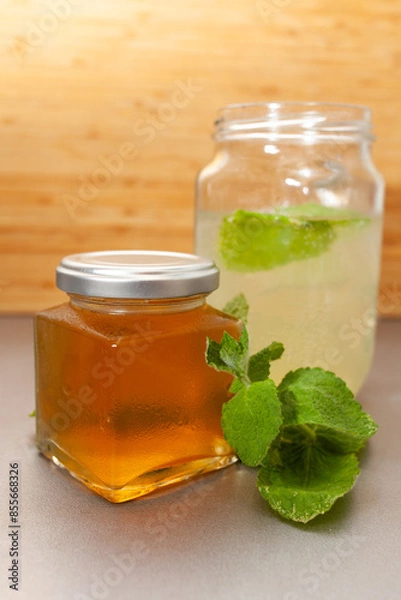 Obraz honey mint syrup with sparkling mint beverage