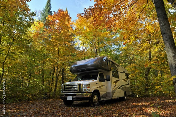Fototapeta podróż samochodem kempingowym w indyjskie lato Ontario w Kanadzie