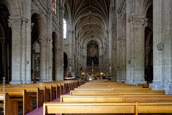 Obraz Intérieur de la basilique de Sainte-Anne-d'Auray, important lieu de pèlerinage pour les catholiques.