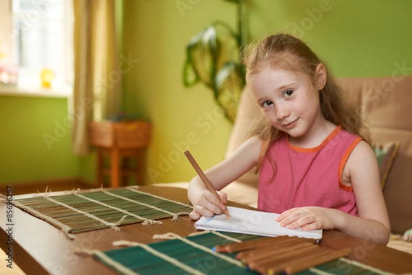 Fototapeta beautiful little girl drawing