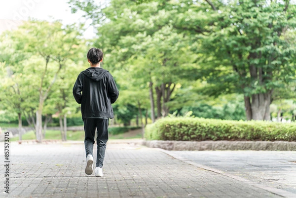 Fototapeta 公園でジョギング・ランニングする若いアジア人男性
