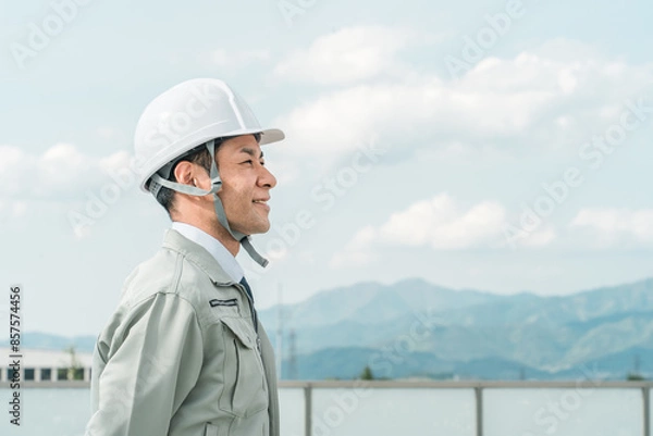 Fototapeta 建築士・設計士・作業員・施工管理・保守・点検・建設・建築・ヘルメットに作業着姿のビジネスマン
