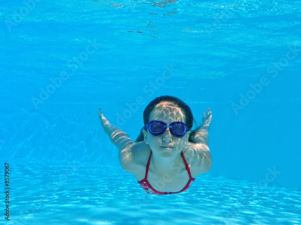 Obraz Enfant nage sous l'eau avec lunette