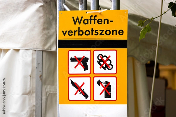 Fototapeta schild einer waffenverbotszone in der innenstadt