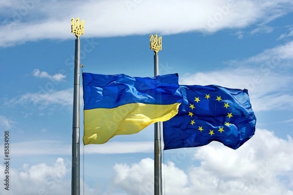 Obraz флаг Украины и Европейского Союза развеваются на фоне неба