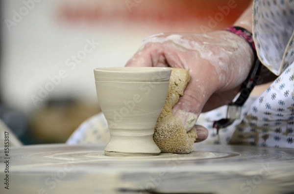 Obraz Töpfer beim Herstellen eines Bechers