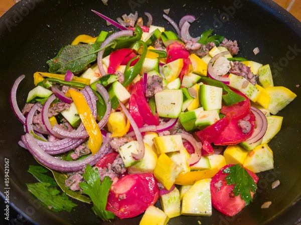 Obraz une poellée de legumes provençals qui composent le regime cretois ou mediterranéen