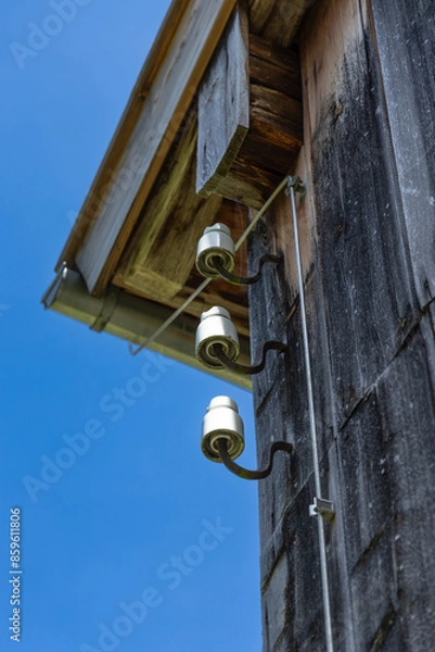 Fototapeta Isolatoren einer alten Telefonleitung