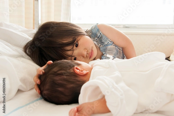 Obraz 赤ちゃんの頭を撫でる子供