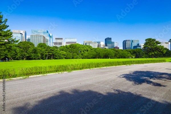 Obraz 皇居東御苑・江戸城跡の公園の木々越しに見える、都会・丸ノ内・大手町・日比谷のビル（東京都千代田区）