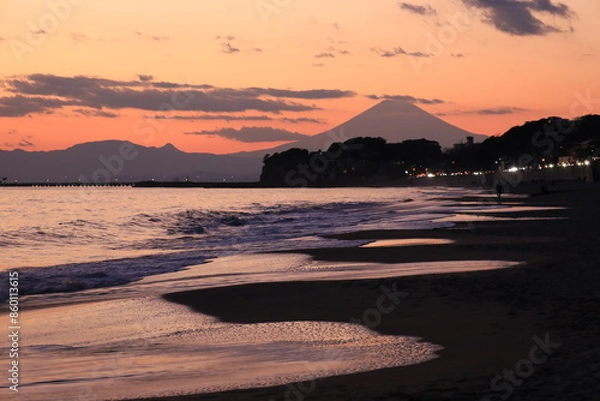 Fototapeta 鎌倉　七里ヶ浜の海岸がオレンジ色に染まる夕景　江ノ島と富士山のシルエット