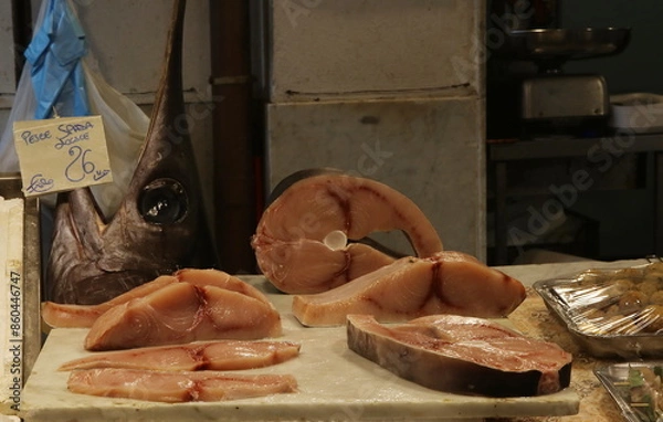 Fototapeta Vendita del pesce spada in un mercato rionale