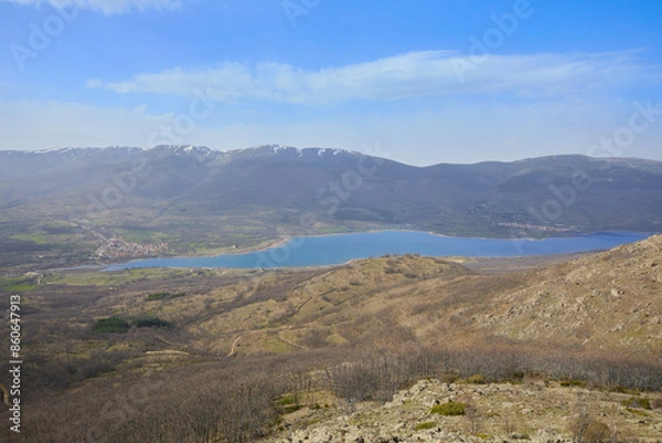 Obraz Reservoir in the Lozoya valley next to the town of Pinilla and the mountains of the Guadarrama National Park, in Madrid, Spain