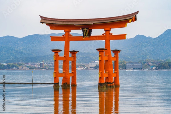 Obraz 日本の広島県の宮島にある、厳島神社の大鳥居