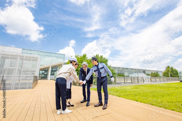 Fototapeta 様々な職業の人々のチームワークイメージ（ビジネスマン・エンジニア・研究者・警備員）