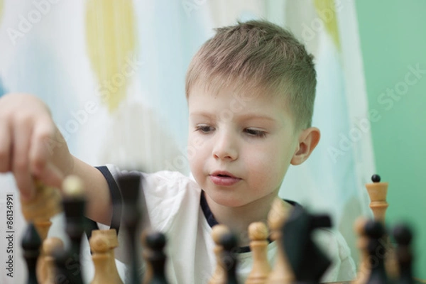 Fototapeta Boy playing chess
