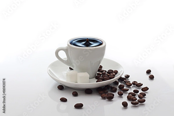 Fototapeta Espresso mit Bohnen und Splash