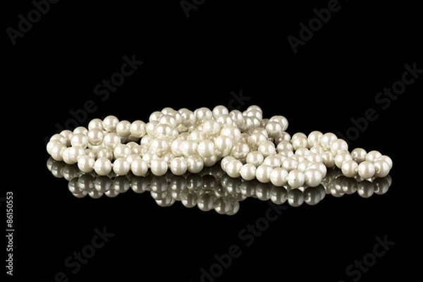 Obraz Pearl necklace on a black mirror surface