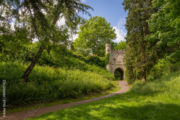 Fototapeta Castle Grounds, a public park in Reigate, Surrey, UK. While the castle no longer exists, a mock medieval gateway was built over the ruins in 1777.