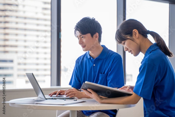 Obraz 男女の介護士の打合せ