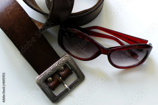 Obraz Brauner Ledergürtel und Sonnenbrille