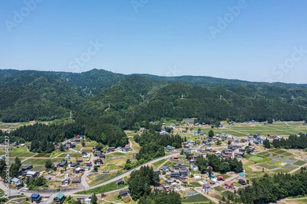 Obraz ドローン画像：青空と、緑に囲まれた田舎町