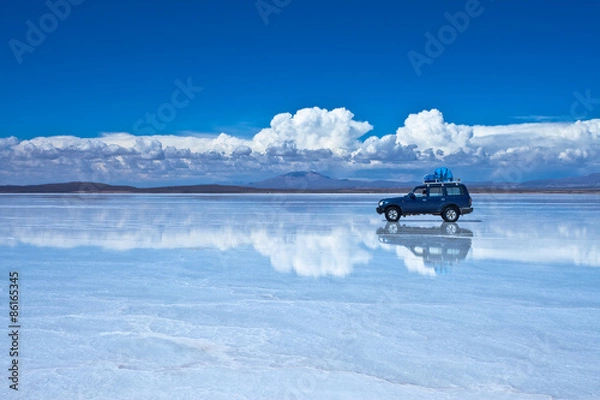 Obraz Odbicie samochodu w Salar de Uyuni (Uyuni Salt Flat) w Boliwii