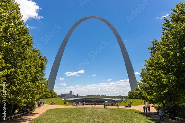 Obraz The St. Louis Gateway Arch, designed by Finnish architect Eeero Saarinen and completed on October 28, 1965. 