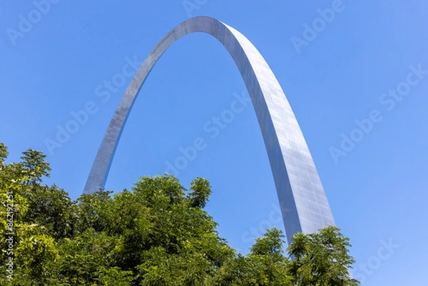 Obraz The St. Louis Gateway Arch, designed by Finnish architect Eeero Saarinen and completed on October 28, 1965. 