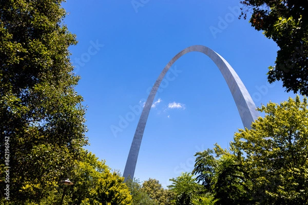 Obraz The St. Louis Gateway Arch, designed by Finnish architect Eeero Saarinen and completed on October 28, 1965. 