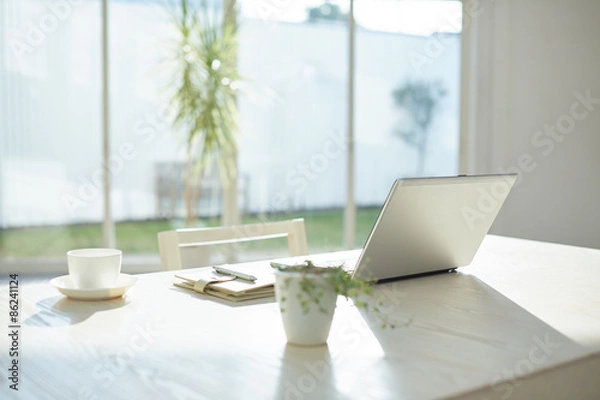 Obraz 机の上のパソコン