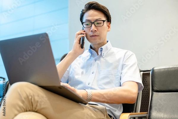 Fototapeta パソコンを使う男性