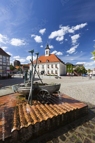 Fototapeta Marktplatz mit Rathaus in Angermünde