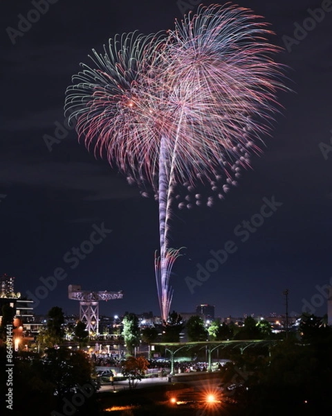 Fototapeta みなとみらい新港ふ頭ハンマーヘッドと旧横浜港駅と花火