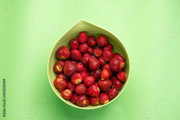 Obraz miska z truskawkami