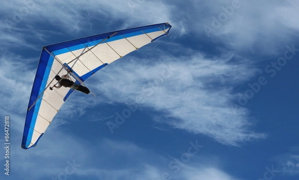 Obraz Hang Slider - Hang Slider Flying na niebie w jasnoniebieski dzień