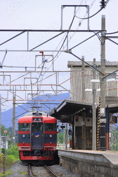 Fototapeta 幹線時代の雰囲気が残る田中駅を発車するしなの鉄道115系電車_2024/6/9撮影