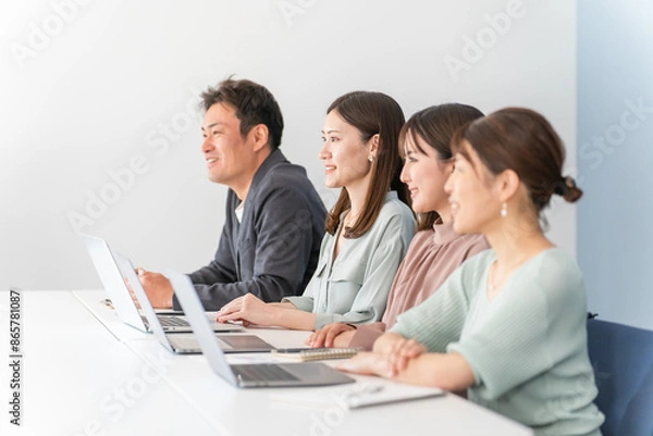 Fototapeta 会社・オフィスで仕事する男女（ビジネスマン・ビジネスウーマン）
