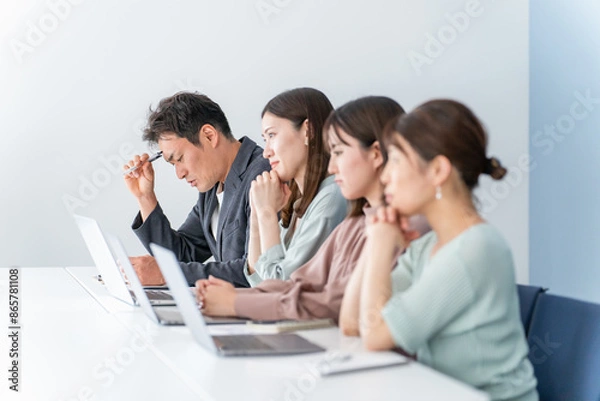 Fototapeta 会社・オフィスで仕事する男女（ビジネスマン・ビジネスウーマン）
